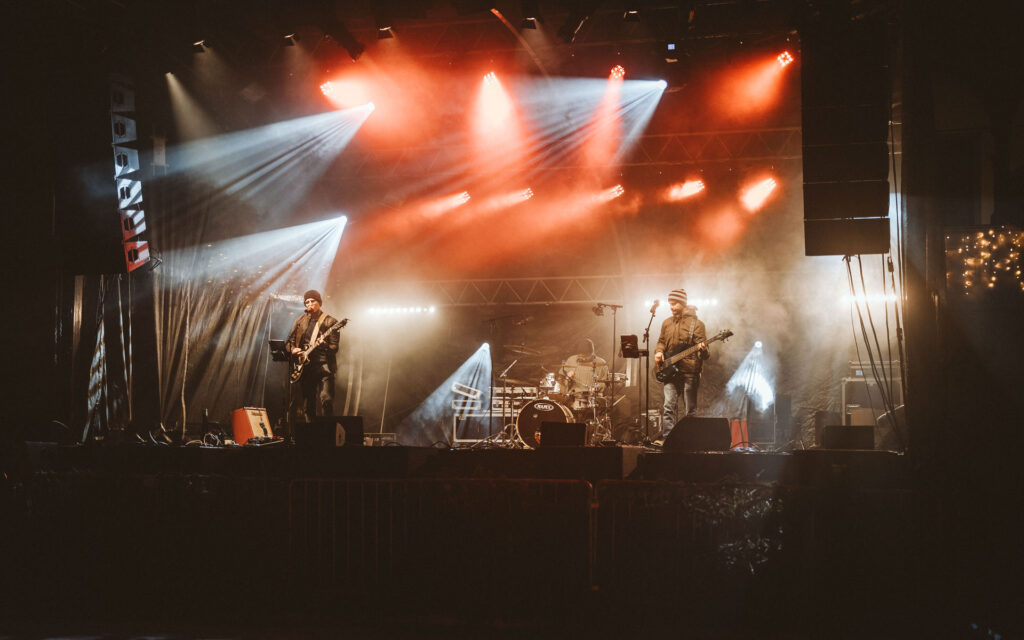 Feetback live auf der Bühne – Spots und Nebel