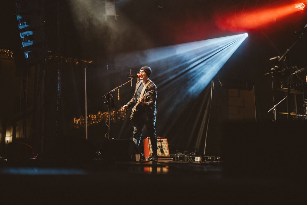 Mike – Gitarre und Gesang