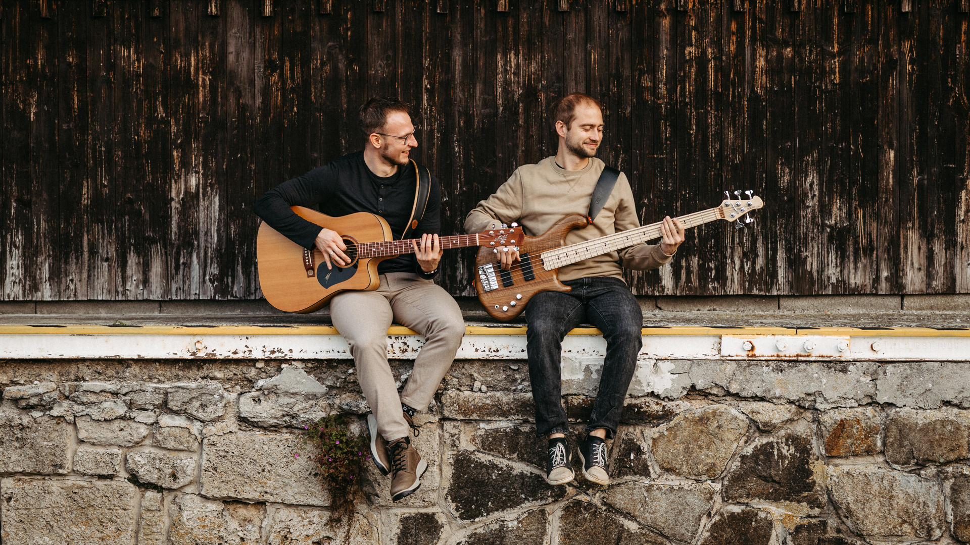 Feetback unplugged mit Gitarre und Bass